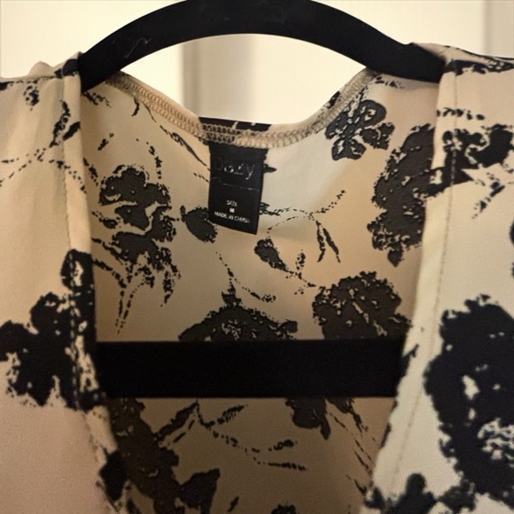 Dazy Black Floral Print Blouse Button up short sleeve dress shirt size medium - Picture 2 of 4